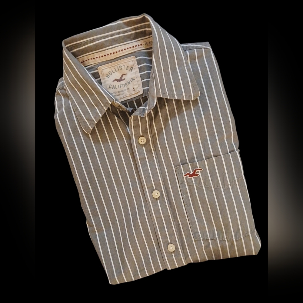 HOLLISTER CALIFORNIA Gray & White Striped Button Down Shirt. Mens. Size: Small